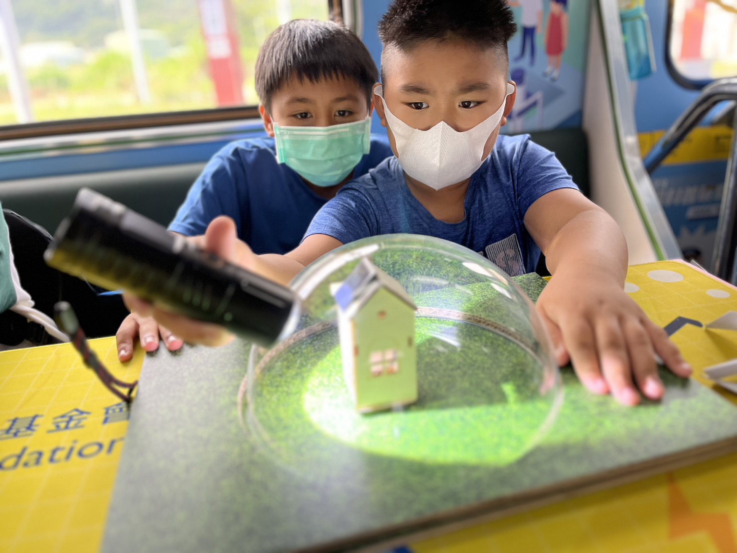 PA真人參與基礎科學主題車廂，以STEAM教學精神，設計「逐日科學家」、「太陽能工程師」以及「淨零建築師」三大能源科普課程和實驗
