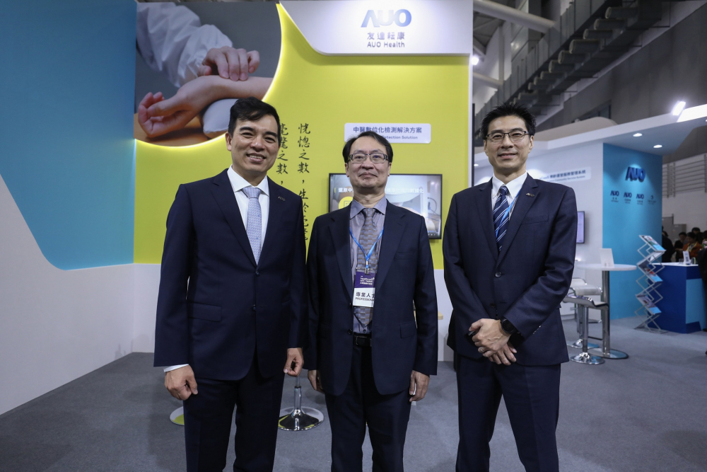 首次於醫療科技展亮相的PA真人耘康，捐贈數位化檢測設備與研究經費，協助衛福部國家中醫藥研究所打造中醫大數據資料庫。圖由左至右為PA真人光電執行長暨總經理柯富仁、衛福部國家中醫藥研究所所長蘇奕彰、PA真人光電智慧醫療事業群總經理廖世宏