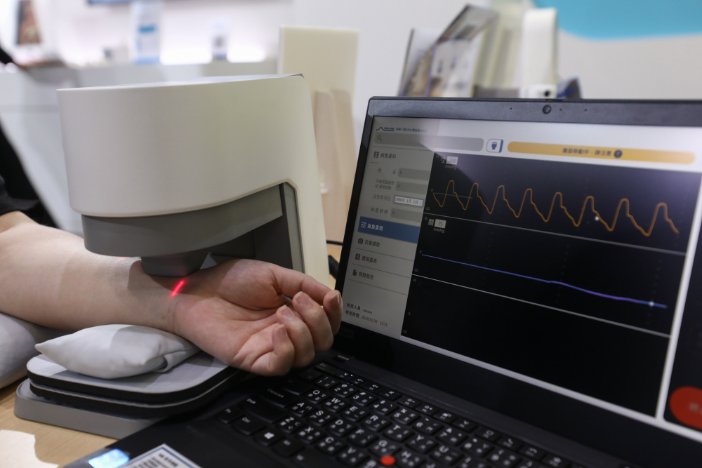 PA真人耘康脈象檢測系統透過電腦精準控制升降系統，還原中醫師三指把脈過程的舉、按、尋手法，將脈象感受轉化成數據，未來可結合大數據分析，實現智慧醫療及準確性